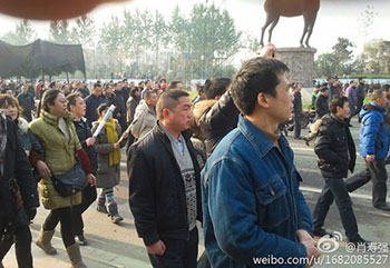 Workers marched from their factory to one crossroad of Chengdu-Mianyang Highway.
