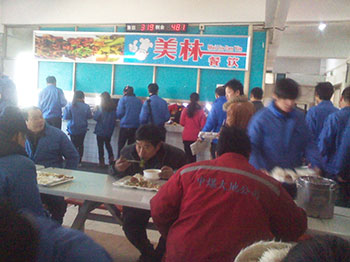 工人在集体食堂就餐
